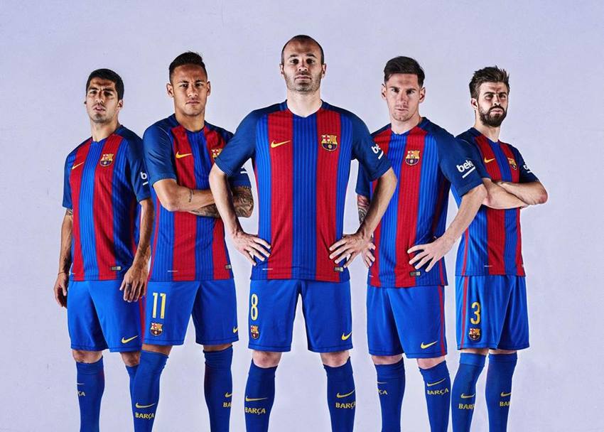 Le nuove divise HOME del Barcellona per la stagione 2016/2017, realizzate grazie alla nuova tecnologia Nike Vapor Aeroswift che celebrano il 25esimo anniversario della stagione 1991/1992 -- da sinistra: Suarez, Neymar, Iniesta, Messi, Piqu